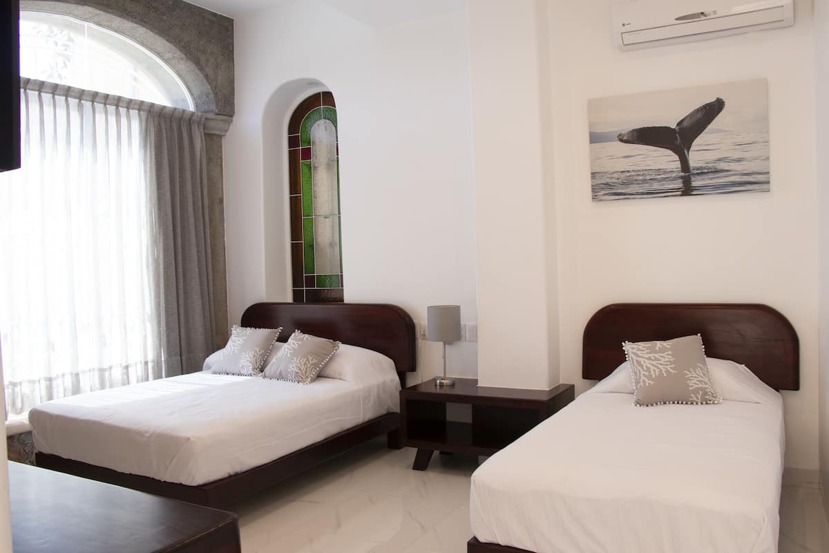 Ropa de cama de alta calidad y tabla de planchar con plancha