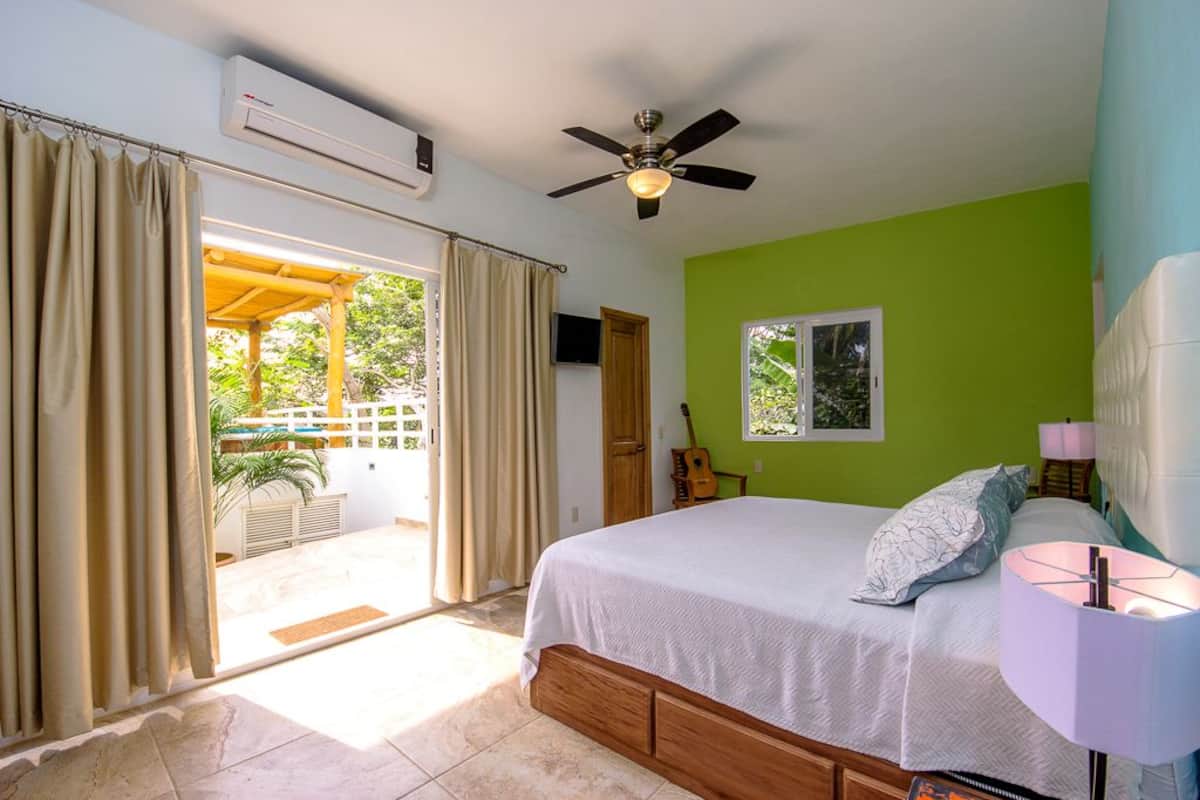 Ropa de cama de alta calidad y tabla de planchar con plancha