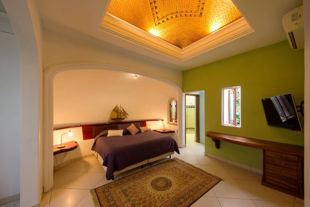 Ropa de cama de alta calidad y tabla de planchar con plancha