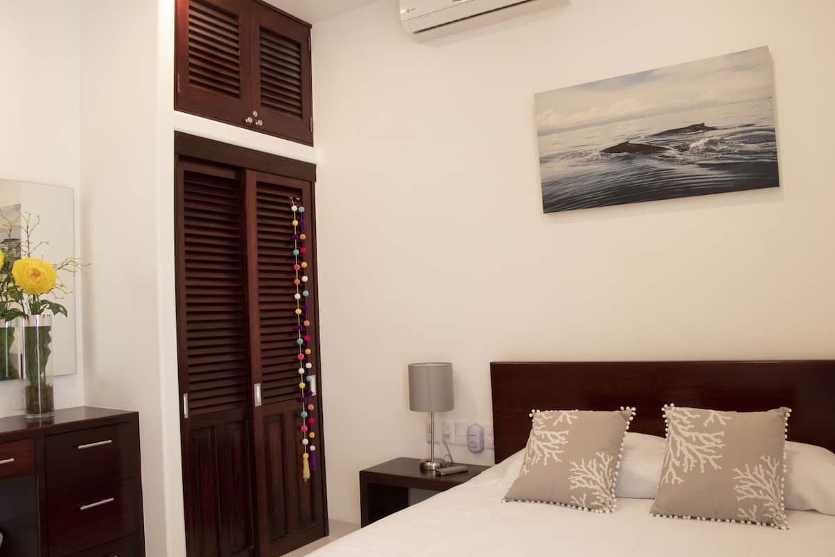 Ropa de cama de alta calidad y tabla de planchar con plancha