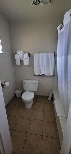 Een bad/douchecombinatie, gratis toiletartikelen, een haardroger