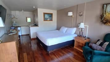 Basic Room, 1 King Bed, Non Smoking | Premium bedding, desk, blackout drapes, soundproofing