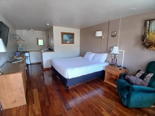 Habitación básica, 1 cama King size, para no fumadores | Ropa de cama de alta calidad, escritorio y cortinas blackout 
