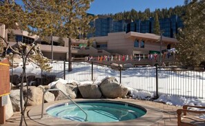 Outdoor spa tub - Resort at Squaw Creek Studio 812 (Olympic Valley)