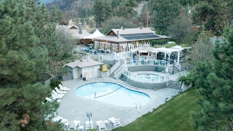 Seasonal outdoor pool, pool umbrellas, pool loungers. KUMSHEEN Rafting Resort