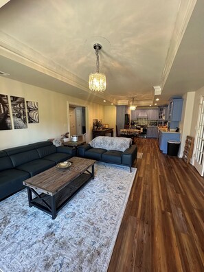 Apartamento familiar, varias camas, Se admiten mascotas, vistas al jardín | Zona de estar | Una televisión de pantalla plana, Netflix, Hulu, películas de estreno