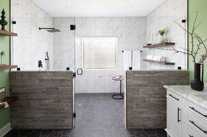 Signature Apartment, 1 King Bed with Sofa bed, Pets Allowed, Garden View | Bathroom | Designer toiletries, hair dryer, bathrobes, towels