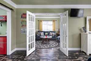 Signature Apartment, 1 King Bed with Sofa bed, Pets Allowed, Garden View | Living area | 42-inch flat-screen TV with digital channels, TV, Netflix - Pillow and Paddock B&B (La Grange)
