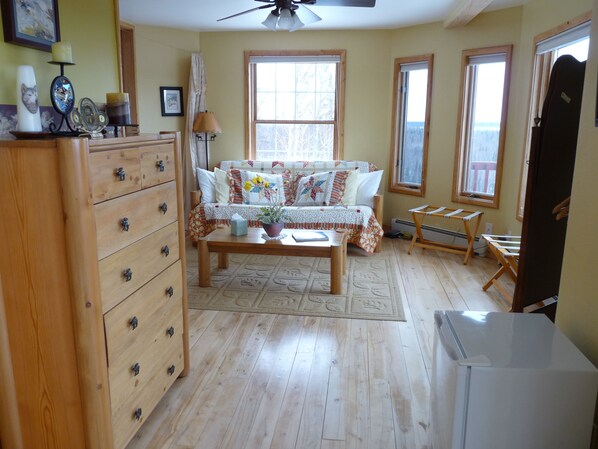 ستائر تعتيم وسرير سفر وملاءات أسرّة