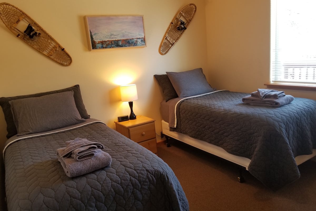 Standaard kamer, 2 eenpersoonsbedden, gedeelde badkamer | Luxe beddengoed, pillowtop-bedden, individueel gedecoreerd
