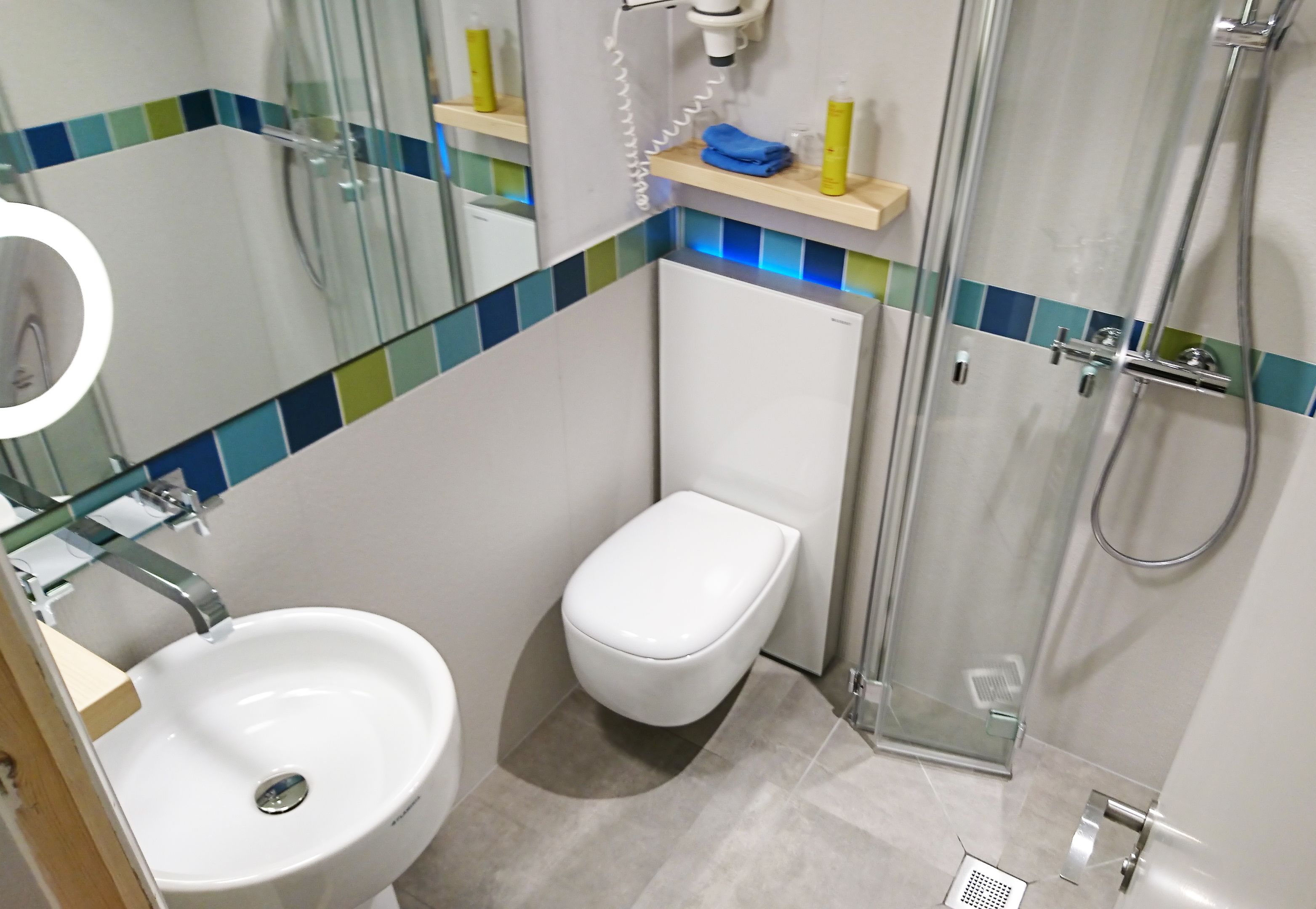 basic double room | bathroom | free toiletries, hair dryer, slippers, towels