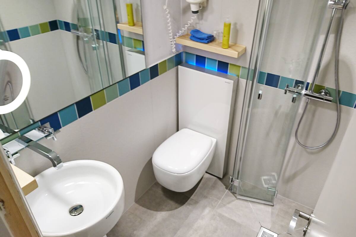 basic double room | bathroom | free toiletries, hair dryer, slippers, towels