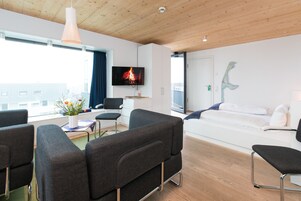 顶层房, 1 张特大床 | 客房内保险箱、办公桌、熨斗/熨板、折叠床/加床（额外收费）