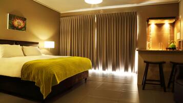 Grand Room, Kitchenette, Sea View | In-room safe, blackout drapes, free cribs/infant beds