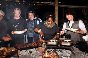 Se sirven desayunos, almuerzos y cenas; cocina africana
