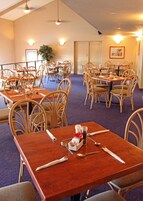 供应早餐、午餐和晚餐，非洲菜