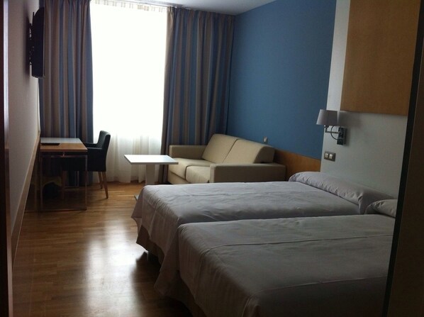 Caja de seguridad en la habitación, escritorio y cortinas blackout 