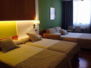 Caja de seguridad en la habitación, escritorio y cortinas blackout 