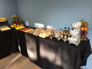 Desayuno buffet diario (EUR 8.00 por persona)