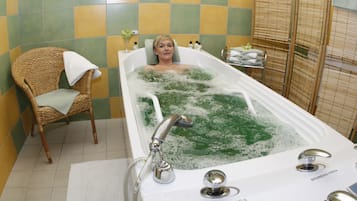 Sauna, hot tub, hot springs/mineral springs, body treatments