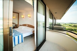 Desk, blackout drapes, free cribs/infant beds, free WiFi - Hotel Ría Mar (Meano)