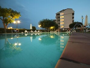 Seasonal outdoor pool, pool loungers - Hotel Ría Mar (Meano)