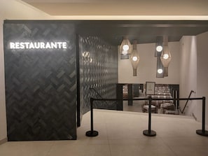 Petit déjeuner et dîner servis sur place