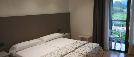 Camera con letto matrimoniale o 2 letti singoli | Una scrivania, tende oscuranti, culle/letti per bambini (gratuiti)