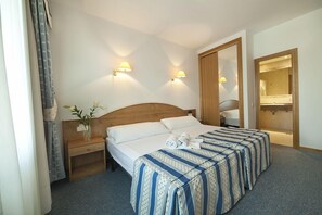 Desk, blackout drapes, free cribs/infant beds, free WiFi - Hotel Ría Mar (Meano)