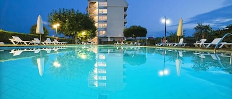 Seasonal outdoor pool, sun loungers