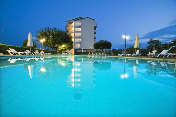 Seasonal outdoor pool, sun loungers