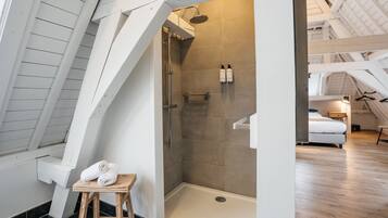 Family Room, 1 Bedroom | Bathroom | Free toiletries, hair dryer, towels, soap