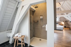 Family Room | Bathroom | Free toiletries, hair dryer, towels, soap