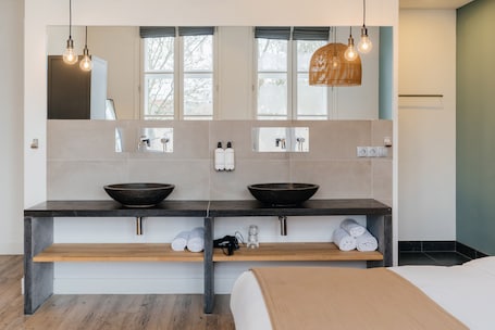 Comfort Room | Bathroom. Eye Hotel