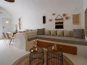 Wohnbereich | 32-Zoll-LCD-Fernseher mit Satellitenempfang, Fernseher, Computer