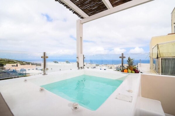 Outdoor spa tub - Santorini Suite Home (Santorini)