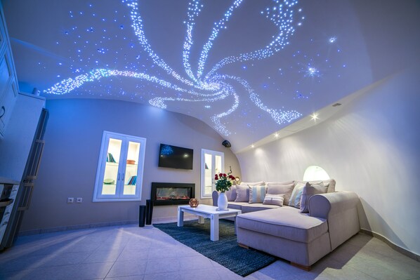 Vil·la, 1 dormitori, banyera d'hidromassatge, vistes al jardí | Sala d'estar | Televisor LCD de 32 polzades amb canals per satèl·lit i televisor