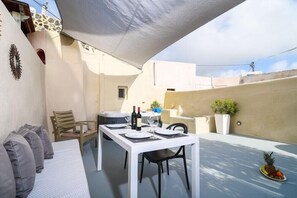 Outdoor dining - Santorini Suite Home (Santorini)