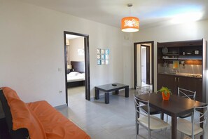Eenvoudig appartement, 2 slaapkamers | Een bureau, verduisterende gordijnen, geluiddichte muren, gratis wifi