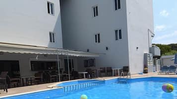 Outdoor pool, pool umbrellas, sun loungers