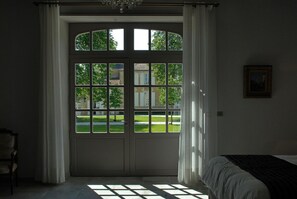 Minibar, in-room safe, desk, blackout curtains - Le Logis du Péré, The Originals Collection (Relais du Silence) (Saint-Coutant-le-Grand)