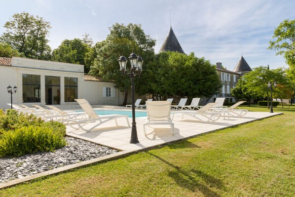 Alberca al aire libre por temporada y sombrillas en la alberca 