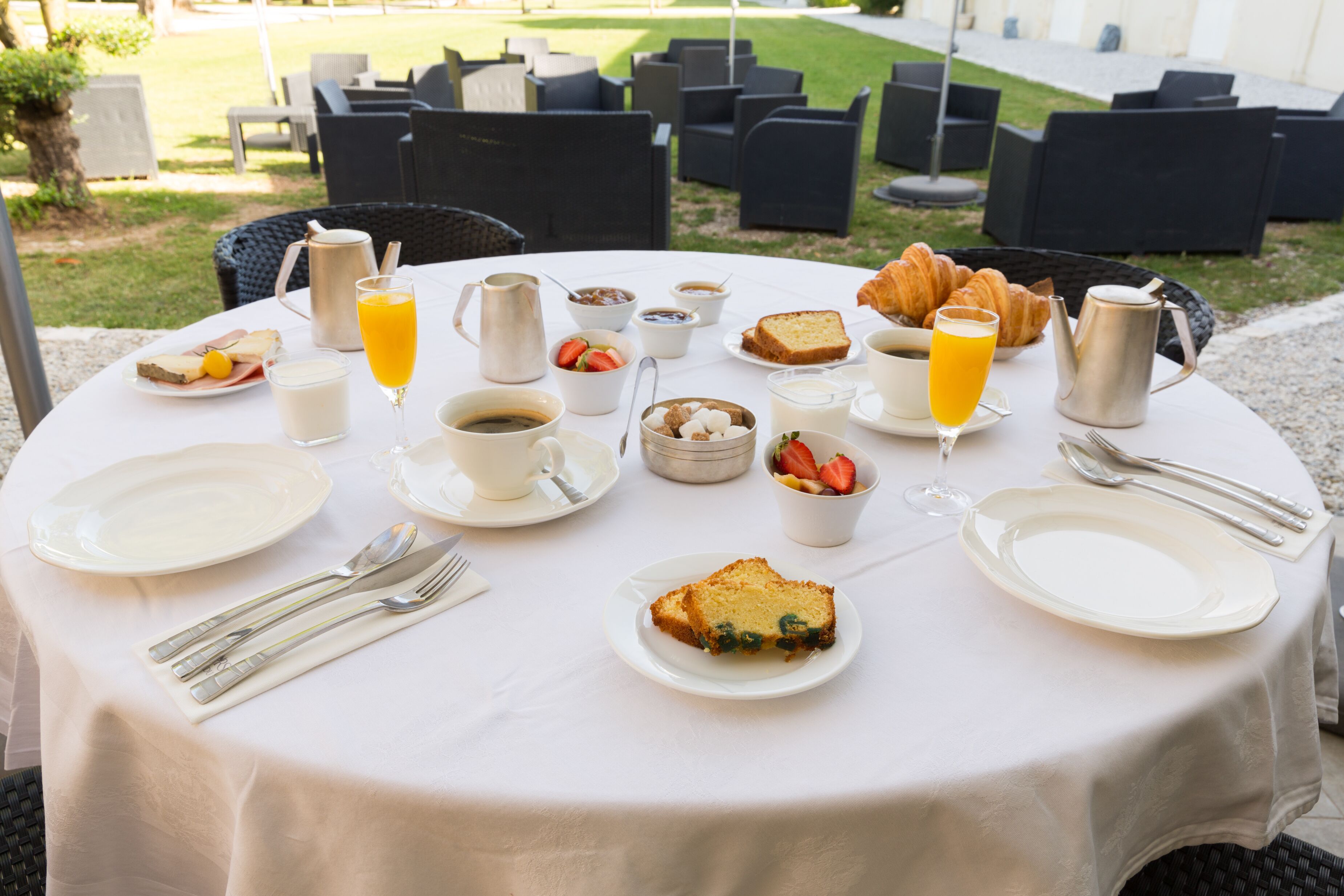 daily continental breakfast (eur 13.50 per person)