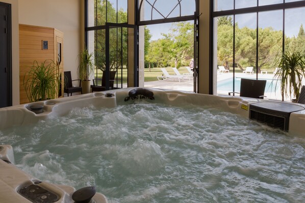 Indoor spa tub - Le Logis du Péré, The Originals Collection (Relais du Silence) (Saint-Coutant-le-Grand)