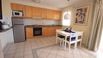 Full-sized fridge, microwave, stovetop, coffee/tea maker