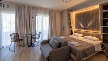 Estudio Deluxe, vista a la alberca | 1 habitación, caja de seguridad en la habitación y insonorización