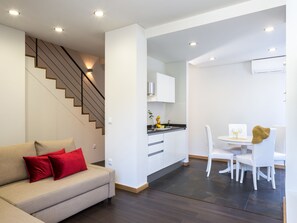 Villa superior, 2 habitaciones | Área de sala de estar | Televisión LED