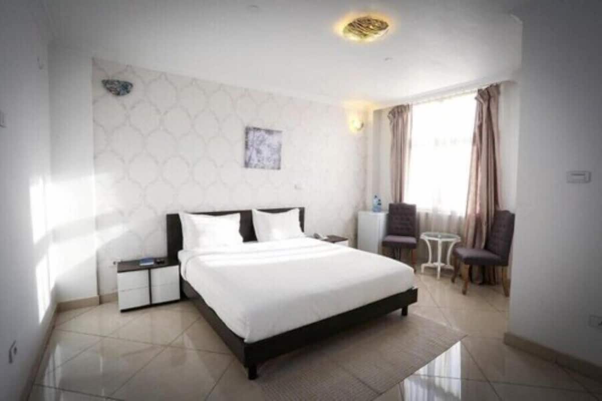 Grand Room, 1 Bedroom, Accessible | Desk, soundproofing, iron/ironing board (on request), WiFi (free)