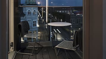 Panorama-suite - 1 kingsize-seng - boblebad - hjørneværelse | 1 soveværelse, premium-sengetøj, senge med topmadrasser, skrivebord