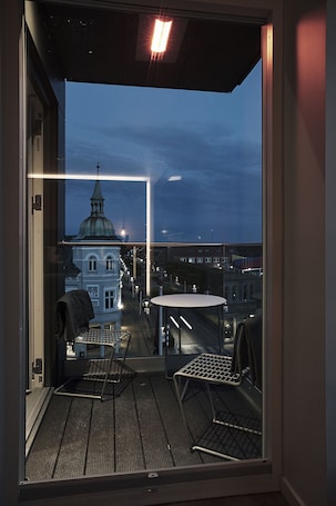 Panoramic Suite, 1 King Bed, Hot Tub, Corner | 1 bedroom, premium bedding, pillowtop beds, desk
